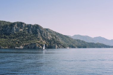 Marmaris, Türkiye - Haziran 2018 yaklaşık: görünüm Akdeniz ve küçük adalar ve tepeler üzerinden sahil, Marmaris Türk Rivierası.