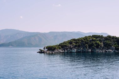 Marmaris, Türkiye - Haziran 2018 yaklaşık: görünüm Akdeniz ve küçük adalar ve tepeler üzerinden sahil, Marmaris Türk Rivierası.