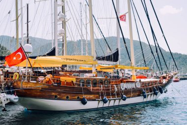 Marmaris, Türkiye - Haziran 2018 yaklaşık: güzel retro gemi Marmaris Marina Akdeniz sularında Türk bayrağı ile.