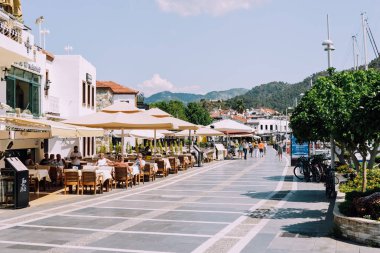 Marmaris, Türkiye - Haziran 2018 yaklaşık: Marmaris marina port ile kafe ve restoran Akdeniz manzarasına sahip çıkabilir.