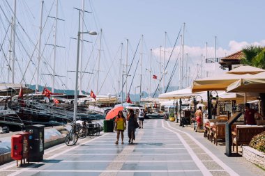 Marmaris, Türkiye - Haziran 2018 yaklaşık: Marmaris marina port ile kafe ve restoran Akdeniz manzarasına sahip çıkabilir.