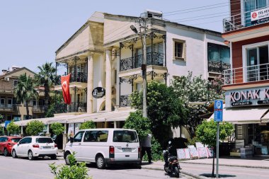 Marmaris, Türkiye - Haziran 2018 yaklaşık: renkli binalar ve ağaçlar ve bitkiler güneşli bir günde bir sürü Marmaris sokakları.