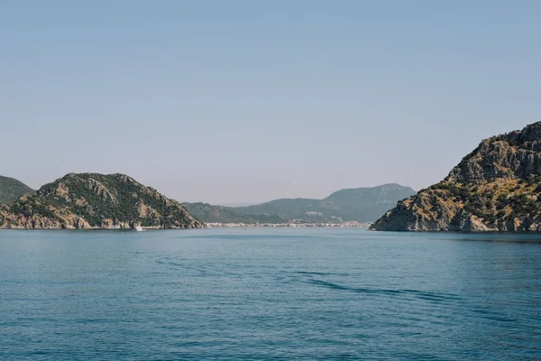 Marmaris, Türkiye - Haziran 2018 yaklaşık: görünüm Akdeniz ve küçük adalar ve tepeler üzerinden sahil, Marmaris Türk Rivierası.