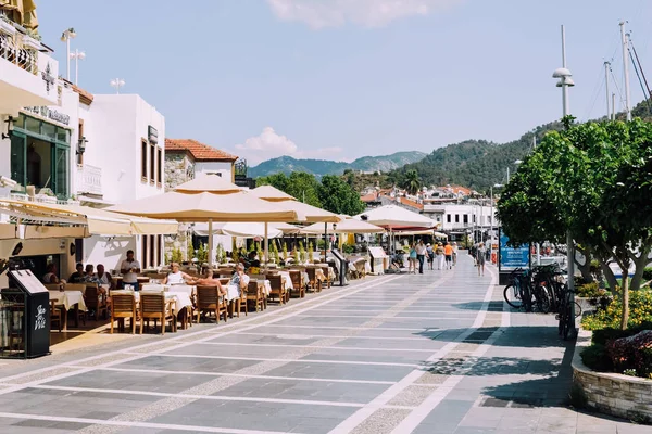 Marmaris, Türkiye - Haziran 2018 yaklaşık: Marmaris marina port ile kafe ve restoran Akdeniz manzarasına sahip çıkabilir.