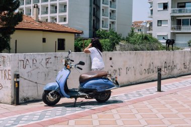 Marmaris, Türkiye - Haziran 2018 yaklaşık: mavi motosiklet güneşli bir Marmaris sokakta.