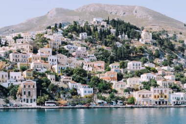 Symi Adası, Yunanistan - Haziran 2018 yaklaşık: görünüm Yalı ve bir gemide yaklaşırken Symi Adası'nın tepeleri.