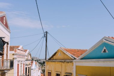 Symi Adası, Yunanistan - Haziran 2018 yaklaşık: küçük sokakları, renkli parlak evleri ve güneşli bir merdiven Symi Adası Yunanistan.