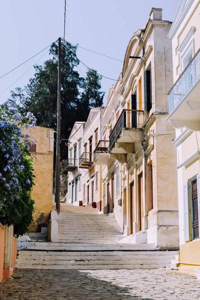 Σύμη Ελλάδα Circa Ιουνίου 2018 Μικρά Δρομάκια Πολύχρωμα Φωτεινά Σπίτια — Φωτογραφία Αρχείου