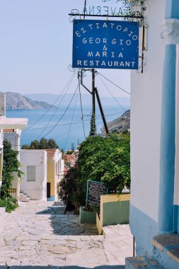 Symi Adası, Yunanistan - Haziran 2018 yaklaşık: küçük sokakları, renkli parlak evleri ve güneşli bir merdiven Symi Adası Yunanistan.