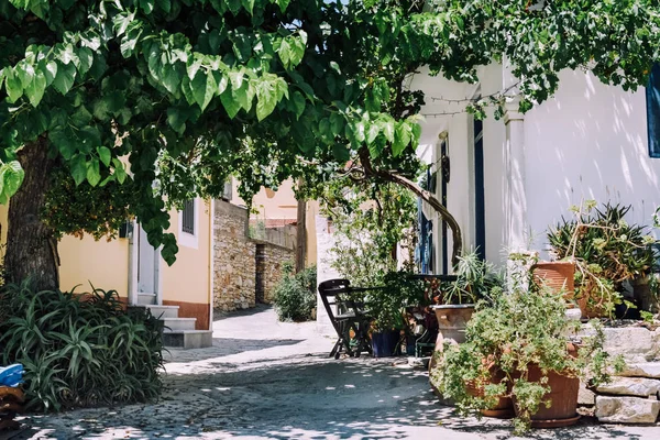 锡米岛 2018年6月 在希腊锡米岛的阳光明媚的一天 小街道 五颜六色的明亮的房子和楼梯 — 图库照片
