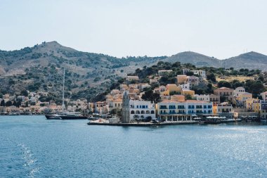 Symi Adası, Yunanistan - Haziran 2018 yaklaşık: görünüm Yalı ve bir gemide yaklaşırken Symi Adası'nın tepeleri.