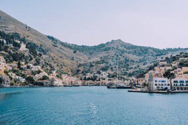 Symi Adası, Yunanistan - Haziran 2018 yaklaşık: görünüm Yalı ve bir gemide yaklaşırken Symi Adası'nın tepeleri.