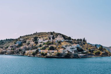 Symi Adası, Yunanistan - Haziran 2018 yaklaşık: görünüm Yalı ve bir gemide yaklaşırken Symi Adası'nın tepeleri.