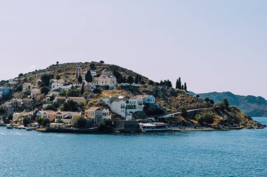 Symi Adası, Yunanistan - Haziran 2018 yaklaşık: görünüm Yalı ve bir gemide yaklaşırken Symi Adası'nın tepeleri.