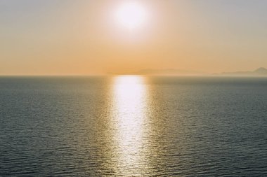 Rhodes, Yunanistan - Haziran 2018 yaklaşık: Rodos, Yunanistan batı kenarında günbatımı, Ege Denizi.