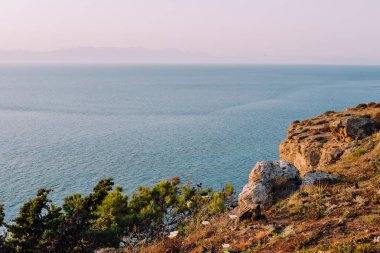 Rhodes, Yunanistan - Haziran 2018 yaklaşık: Rodos, Yunanistan batı kenarında günbatımı, Ege Denizi.