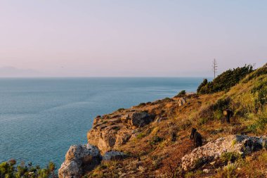 Rhodes, Yunanistan - Haziran 2018 yaklaşık: Rodos, Yunanistan batı kenarında günbatımı, Ege Denizi.