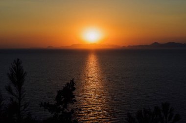 Rhodes, Yunanistan - Haziran 2018 yaklaşık: Rodos, Yunanistan batı kenarında günbatımı, Ege Denizi.