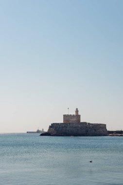 Rhodes, Yunanistan - Haziran 2018 yaklaşık: Rhodes şehir, Rodos Adası Yunanistan harbour, Fort Saint Nicolas ve bronz geyik.