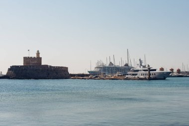 Rhodes, Yunanistan - Haziran 2018 yaklaşık: Rhodes şehir, Rodos Adası Yunanistan harbour, Fort Saint Nicolas ve bronz geyik.