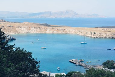 Lindos, Rhodes, Yunanistan - Haziran 2018 yaklaşık: panoramik plaj Lindos ve Akdeniz, Rodos Adası Yunanistan.