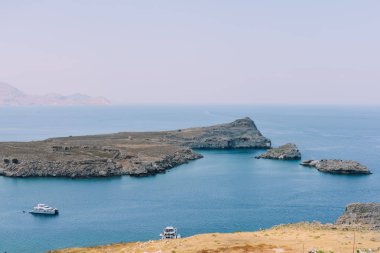 Lindos, Rhodes, Yunanistan - Haziran 2018 yaklaşık: panoramik plaj Lindos ve Akdeniz, Rodos Adası Yunanistan.