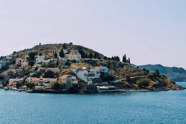 Symi Adası, Yunanistan - Haziran 2018 yaklaşık: görünüm Yalı ve bir gemide yaklaşırken Symi Adası'nın tepeleri.