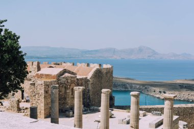 Lindos, Rhodes, Yunanistan - Haziran 2018 yaklaşık: görünümü sütunları Lindos, Rodos Adası Yunanistan Akropolisi Hellenistik stoa'nün.