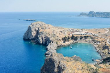 Lindos, Rhodes, Yunanistan - Haziran 2018 yaklaşık: panoramik St Paul's Bay Lindos ve Akdeniz, Rodos Adası Yunanistan.