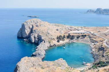 Lindos, Rhodes, Yunanistan - Haziran 2018 yaklaşık: panoramik St Paul's Bay Lindos ve Akdeniz, Rodos Adası Yunanistan.