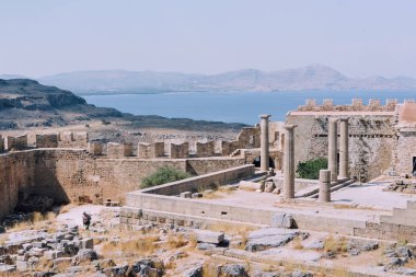 Lindos, Rhodes, Yunanistan - Haziran 2018 yaklaşık: görünüm, antik Dor Tapınağı, Athena Lindia Lindos, Rodos Adası Yunanistan Akropolisi içinde.