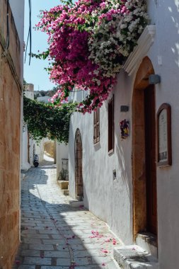 Lindos, Phodes, Yunanistan - Haziran 2018 yaklaşık: Lindos, Rodos Adası Yunanistan badanalı küçük geleneksel evler, labirentler içinde dalgalı sokakları dar.