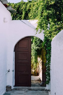 Lindos, Phodes, Yunanistan - Haziran 2018 yaklaşık: Lindos, Rodos Adası Yunanistan badanalı küçük geleneksel evler, labirentler içinde dalgalı sokakları dar.