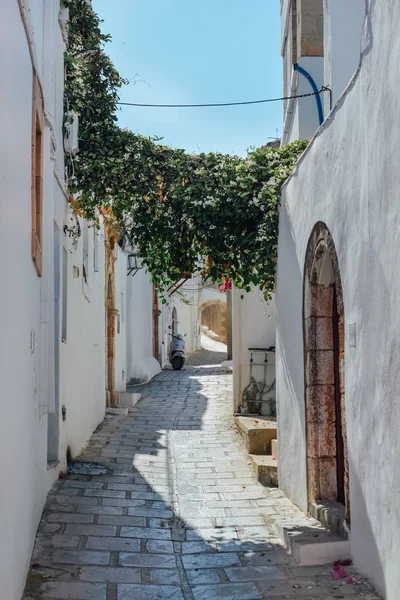 Lindos Phodes Greece Circa June 2018 Узкие Волнистые Улочки Лабиринтах — стоковое фото