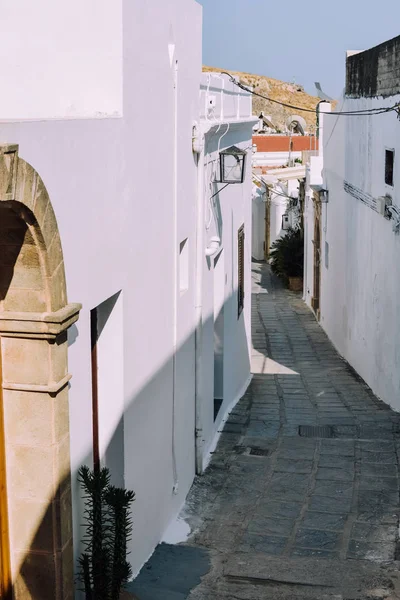 希腊罗得岛的林多斯 2018年6月 希腊罗得岛林多斯被粉刷过的小传统房屋迷宫中狭窄的波浪形街道 — 图库照片