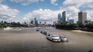 Londra, Ingiltere-Circa Haziran 2019: Thames Nehri ve bulutlu gökyüzü ile güneşli bir gün Londra Kulesi görünümü.