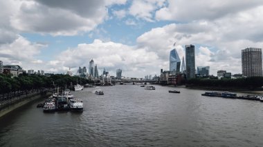 Londra, Ingiltere-Circa Haziran 2019: Thames Nehri ve bulutlu gökyüzü ile güneşli bir gün Londra Kulesi görünümü.