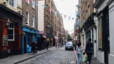 Londra, Ingiltere-Circa Haziran 2019: sokaklar ve binalar Carnaby güneşli bir gün Londra 'nın merkezinde.