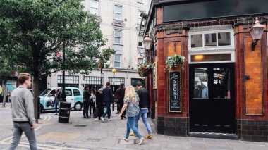 Londra, Ingiltere-Circa Haziran 2019: sokaklar ve binalar Carnaby güneşli bir gün Londra 'nın merkezinde.