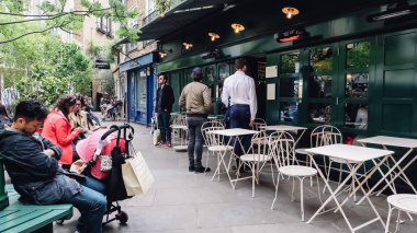 Londra, Ingiltere-Circa Haziran 2019: Londra 'nın merkezindeki Neal 's Yard 'da açık kafe.