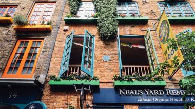 Londra, Ingiltere-Circa Haziran 2019: Londra 'nın merkezinde Neal 's Yard renkli bina cepheleri.