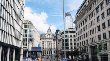 Londra, İngiltere - Yaklaşık Haziran 2019: güneşli bir günde Londra'nın merkezinde iş kenti alanında sokak ve binalar.