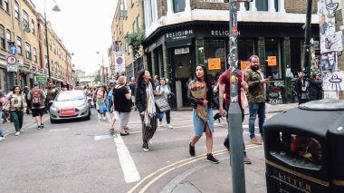 Londra, Ingiltere-Circa Haziran 2019: insanlar Pazar pazarında Londra 'nın East End Shoreditch bölgesinde yürümek.