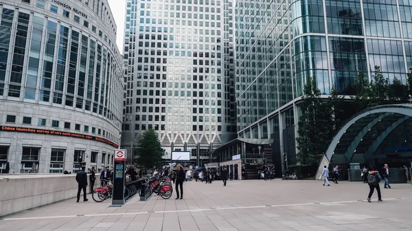 Londen Circa Juni 2019 Drukke Mensen Moderne Architectuur Met Gevels — Stockfoto