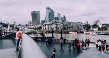 Londra, Ingiltere-Circa Haziran 2019: Thames Nehri merkezinde Londra 'da bulutlu gökyüzü ile Moody bir gün.