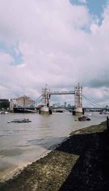 Londra, Ingiltere-Circa Haziran 2019: bulutlu gökyüzü ile güneşli bir gün Londra 'nın merkezinde Thames Nehri üzerinde Kule Köprüsü.