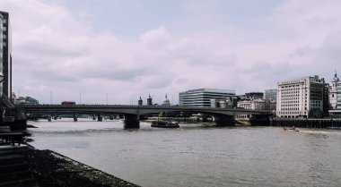 Londra, Ingiltere-Circa Haziran 2019: Thames Nehri merkezinde Londra 'da bulutlu gökyüzü ile Moody bir gün.