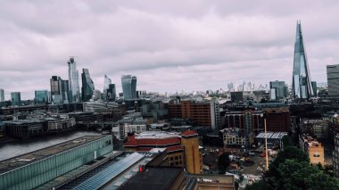 Londra, Birleşik Krallık-Circa Haziran 2019: Tate gelen Londra merkezi iş bölgesinin görünümü Moody gün modern gözlem güverte.