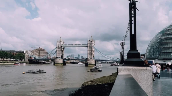 Londra, Ingiltere-Circa Haziran 2019: bulutlu gökyüzü ile güneşli bir gün Londra 'nın merkezinde Thames Nehri üzerinde Kule Köprüsü.