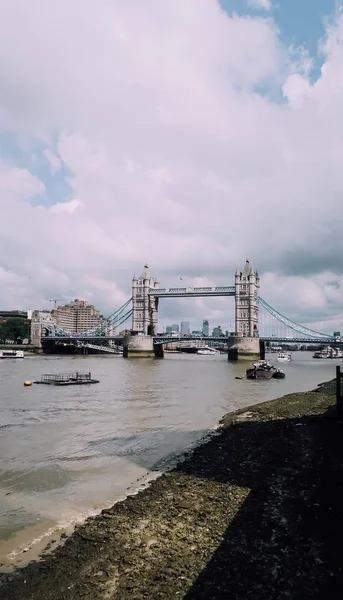 Londra, Ingiltere-Circa Haziran 2019: bulutlu gökyüzü ile güneşli bir gün Londra 'nın merkezinde Thames Nehri üzerinde Kule Köprüsü.